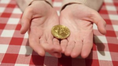 Bitcoin madencilik ve kripto para konsepti, elinde bir bitcoin altın tutan kişi, yakın çekim. 