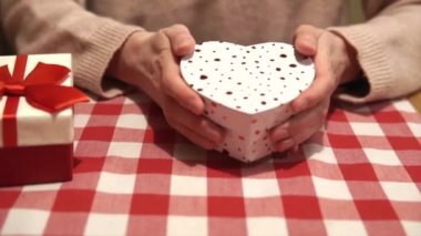 Sevgililer Günü 'nde, yıldönümünde ya da doğum gününde bir kız sevgilisine güzel bir kalp şeklinde bir paket verir. Romantik bir an, hediye değişimi. Birlikte güzel bir eğlence..