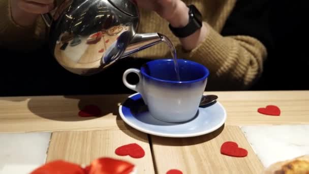 Femeia care toarnă ceai de boabe în ceașcă într-o cafenea. — Videoclip de stoc