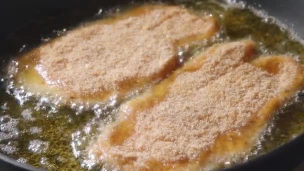 Hausgemachtes frisches Hühnerschnitzel frittiert in Olivenöl. — Stockvideo