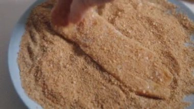 Tavuk fileto şnitzel ekmek kırıntılarıyla kaplı.. 