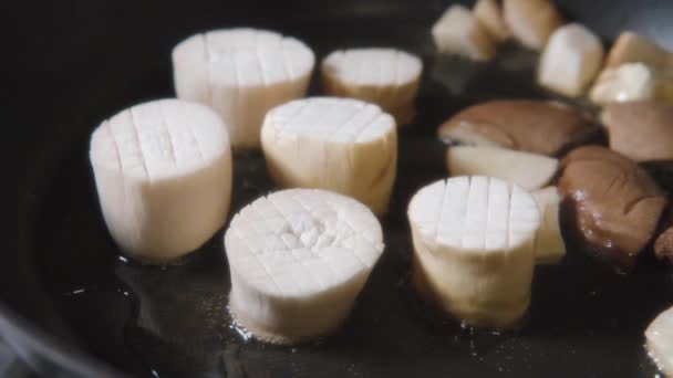 Smażone grzyby eryngii na patelni kuchennej, wegańskie naśladowanie przegrzebków. — Wideo stockowe