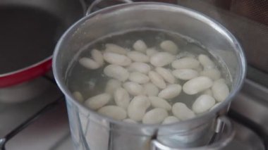 Beyaz fasulye Ukrayna borsch 'unun en önemli bileşeni kaynar suda pişirilmiştir..