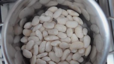 Gaz ocağı manzaralı bir tencerede fasulye.. 