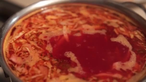 Close-up de um borsch - símbolo e prato principal da cultura ucraniana fervida no forno. — Vídeo de Stock