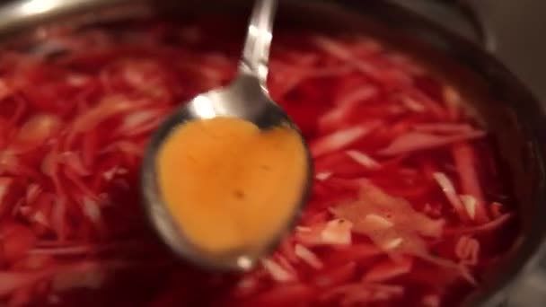 Cozinheiro coleta espuma de borsch - sopa de beterraba ucraniana tradicional. — Vídeo de Stock