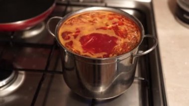 Ukrayna Borsch 'unun hazırlanması - sebzeli ve etli kırmızı çorba. Doğu Avrupa ulusal yemeği.