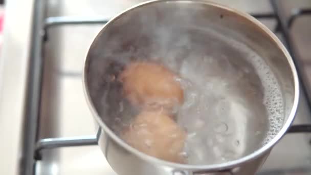 Pan strzał z dwóch organicznych jaj kurzych są gotowane na kuchence. — Wideo stockowe