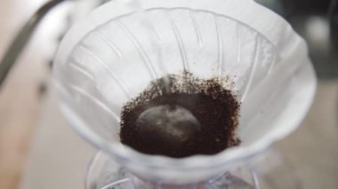 Alternatif kahveyi demliyorum. V60 damlatıcı. Yakın çekim.. 