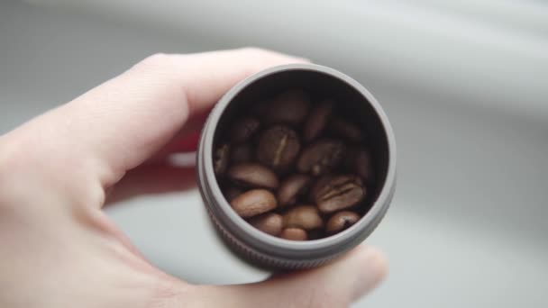 Vers gebrande koffiebonen in een handmatige koffiemolen close-up. — Stockvideo