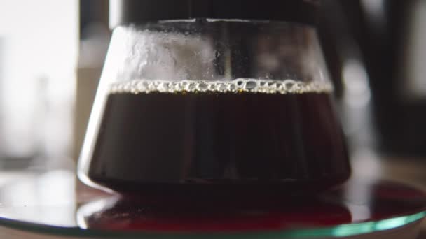 The process of brewing specialty arabica coffee. Brewing coffee in a glass server. — Video Stock