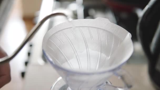 Il barista versa acqua calda nell'imbuto, bagna il filtro di carta. — Video Stock