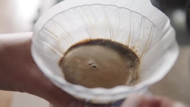Barista用旋转咖啡把所有的地面均匀地弄湿以便提取，倒入方法. — 图库视频影像