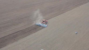 Traktör sahada çalışıyor. En uygun fidanlık hazırlığı için bir harrow ile.. 