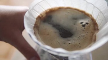 V60 v60 'ta el yapımı kahve. Bira makinesinin üstüne dökülüyor. Çıkarmak için bile..