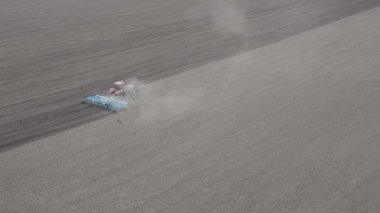 Traktör sahada çalışıyor. En uygun fidanlık hazırlığı için harrow kullanıyor.. 