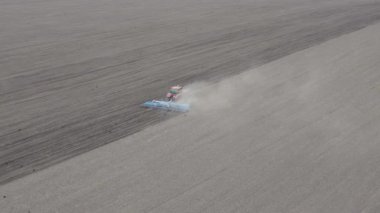 Tarım konsepti. Traktör sahada çalışıyor. En uygun fidanlık hazırlığı için harrow kullanıyor.. 