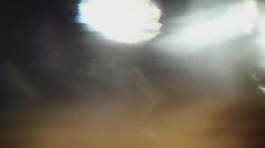 Lüks spektral lens parlamaları. Muhteşem ışık geçişleri. Işıklar düzensizce parlıyor.. 