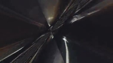 Retro neon mor, koyu mavi, mavi, gri renkler. Görüntü hareket halinde. Optik Kristal Prizma Işınlar. Soyut ışık animasyonu. Gökkuşağı ışığı arka planda parlar veya üstüste konur