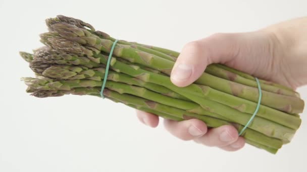 Asperges Vertes Main Sur Fond Blanc Asperges Biologiques Fraîches Savoureuses — Video