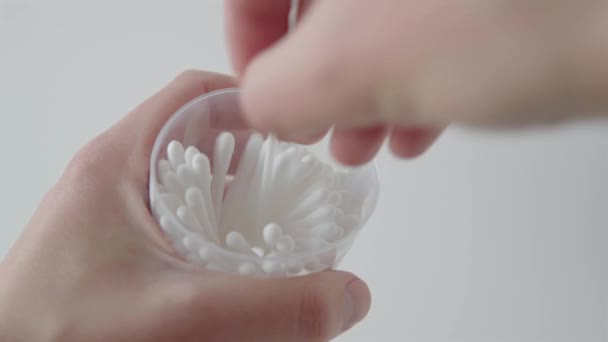 Рука Чоловіка Бере Ватний Тампон Пластикової Коробки Білий Фон Концепція — стокове відео