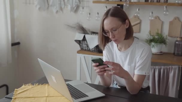 Kaukasische Junge Frau Die Mit Dem Smartphone Online Einkauft Und — Stockvideo
