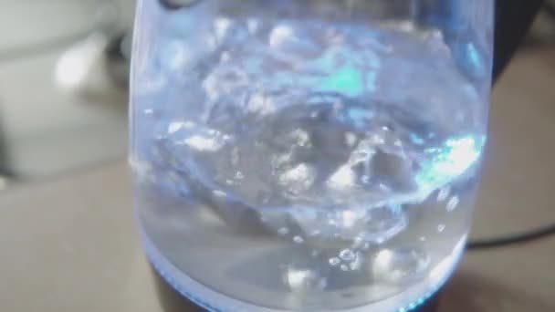 現代の電気ケトルでお湯を沸かすプロセスが表示されます スローモーション — ストック動画