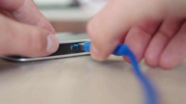 Nsan Eli Usb Kablosunu Merkeze Yakın Çekime Bağlıyor Açı Görüşü — Stok video