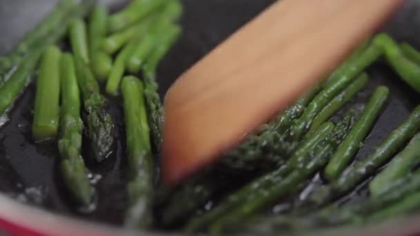 Chef Roert Heerlijke Groene Biologische Asperges Pan Koken Beelden — Stockvideo