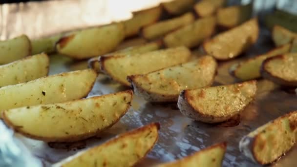 Pieczone Kliny Ziemniaczane Przyprawione Ziemniaki Rustykalne Piekarniku Bliska Folii Materiał — Wideo stockowe