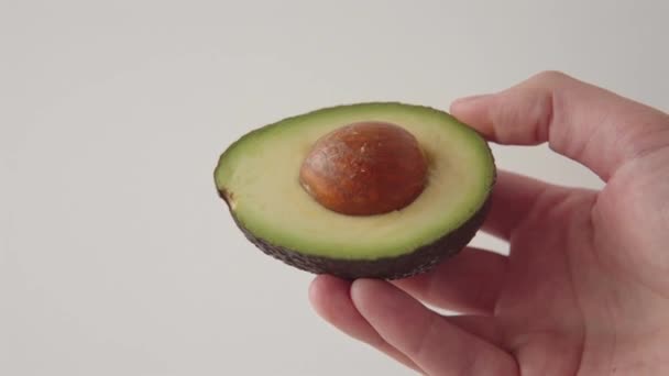 Mano Uomo Che Tiene Una Metà Affettata Avocado Fresco Succoso — Video Stock