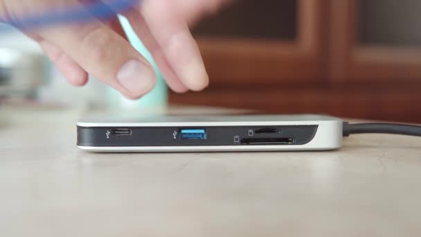 Vooraanzicht Van Een Usb Kabel Die Verbinding Maakt Met Naafclose — Stockvideo