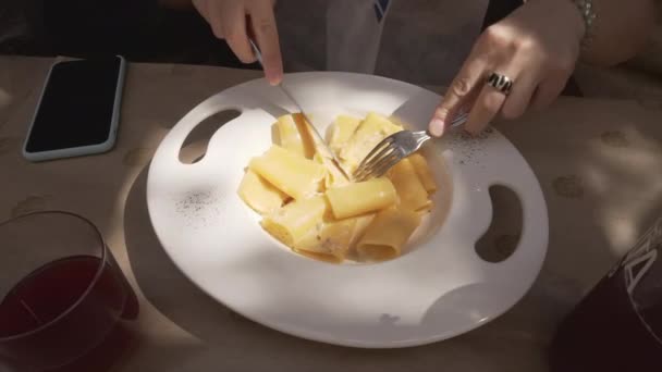 Jeune Femme Déjeunant Avec Des Pâtes Des Boissons Gazeuses Non — Video