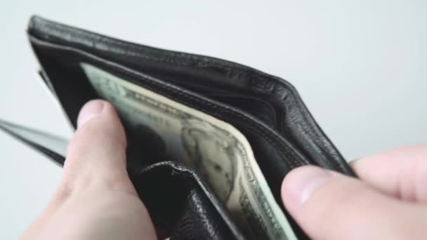 Ein Mann Öffnet Eine Schwarze Brieftasche Mit Einem Dollar Schein — Stockvideo