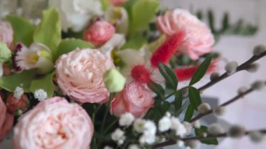 Farklı taze çiçeklerden renkli bir buket. Güller ve diğer çiçekler. Kırsal çiçek arka planı. Yüksek kalite 4k görüntü.