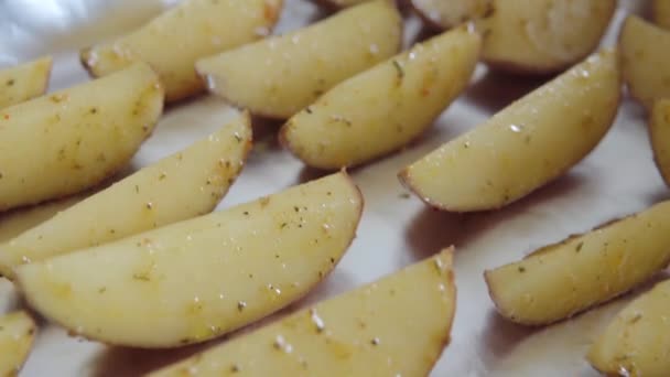 Kır Baharatlı Patates Dilimleri Folyoyla Yakın Plan Çekimde — Stok video