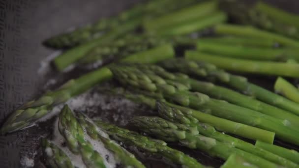 Ízletes Zöld Organikus Spárgát Vajban Sütik Egy Közeli Serpenyőben Vegetáriánus — Stock videók