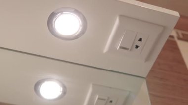 Tuvaletteki aynanın üstünde ek lamba, lüks banyo. Hijyen kavramı.