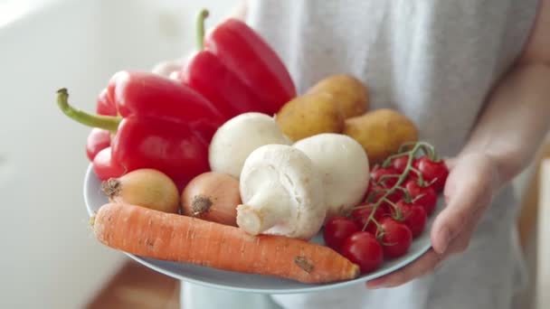 Mujer Cliente Muestra Verduras Tomates Cherry Zanahorias Pimientos Champiñones Patatas — Vídeo de stock