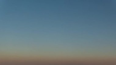 Alacakaranlıkta gün batımında zaman aşımı. Farklı renkler, soyut gradyanlar. 4k görüntü.