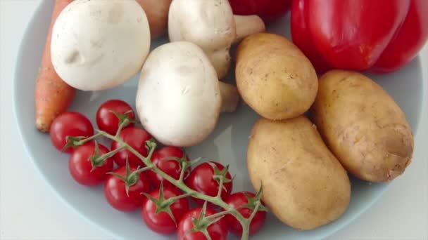 Visão Superior Uma Composição Verduras Tomates Cereja Cenouras Batatas Pimentos — Vídeo de Stock