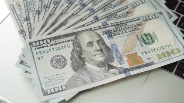 作为一个喜欢钞票的人 100美元钞票放在昂贵的现代笔记本电脑上 货币交易 — 图库视频影像