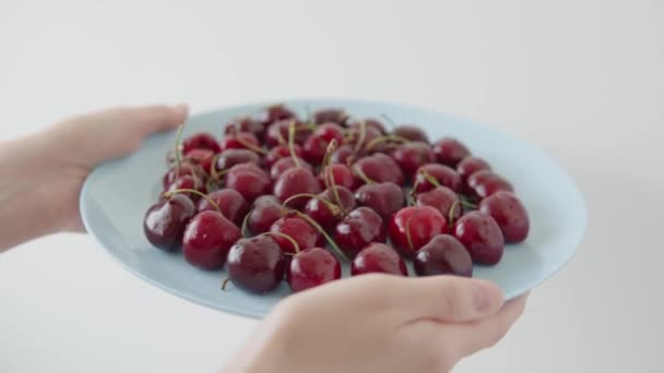 Baies Mûres Délicieuses Cerises Cerise Rouge Fruits Sur Une Assiette — Video