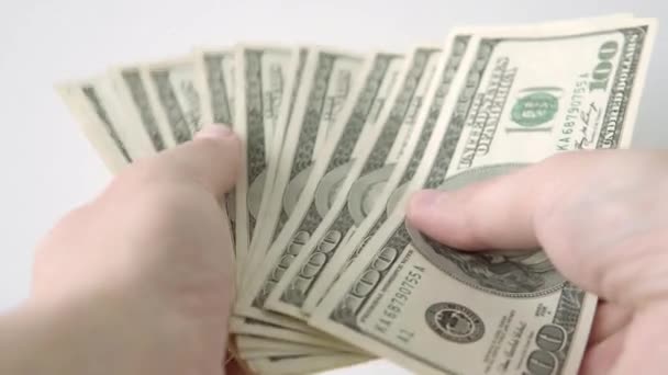 Man Räknar Hög Med Pengar Hundra Dollarsedlar Håller Ett Fan — Stockvideo