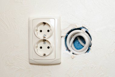 Mutfak duvarında elektrik prizleri, delinen TV prizi, kablo TV, kablo TV. Prizlerin kurulumu, apartman yenilemesi.