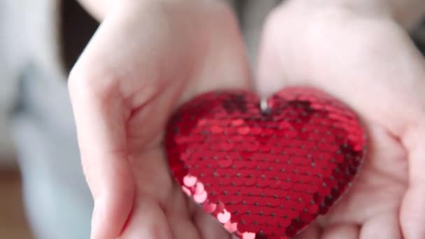 Czerwone Błyszczące Dekoracyjne Serce Rękach Kobiety Walentynki Ślub Romantyczne Tło — Wideo stockowe