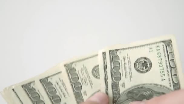 Bir Adamının Yakın Çekimi Beyaz Bir Arkaplanda Para Sayar Finans — Stok video