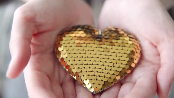 Coração Brilhante Decorativo Dourado Brilhante Mãos Femininas Dia Dos Namorados — Vídeo de Stock