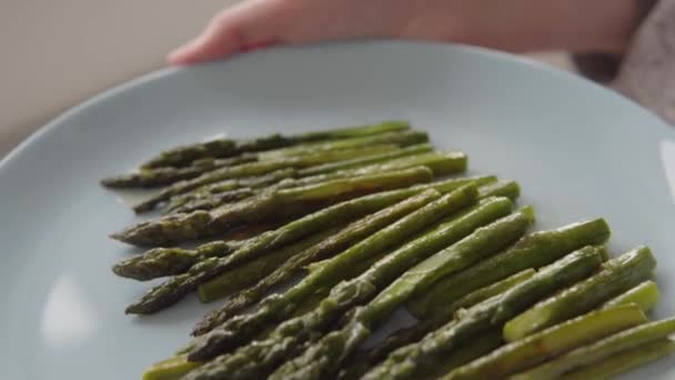 Asparagus Hijau Organik Piring Biru Tangan Seorang Koki Konsep Makanan — Stok Video