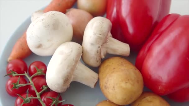 Legumes Diferentes Fazenda Tomates Cereja Cenouras Batatas Pimentas Cogumelos Umas — Vídeo de Stock